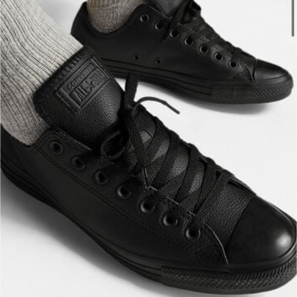 Chuck Taylor All Star Leather Unisex Low Top Sneakers size 9.5